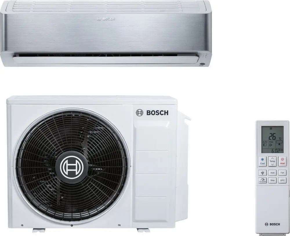 Bosch Klimagerät mit Inneneinheit, Außeneinheit mit Ventilator und Fernbedienung auf hellem Hintergrund. Inneneinheit hat eine silberne Oberfläche.